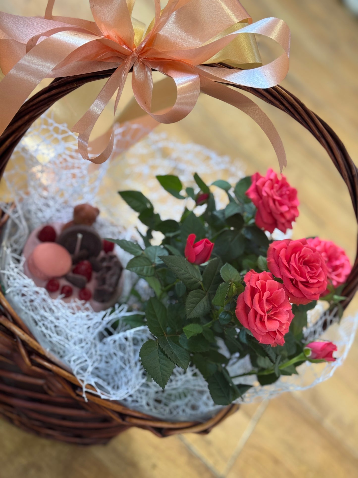 Кошница с роза и свещ